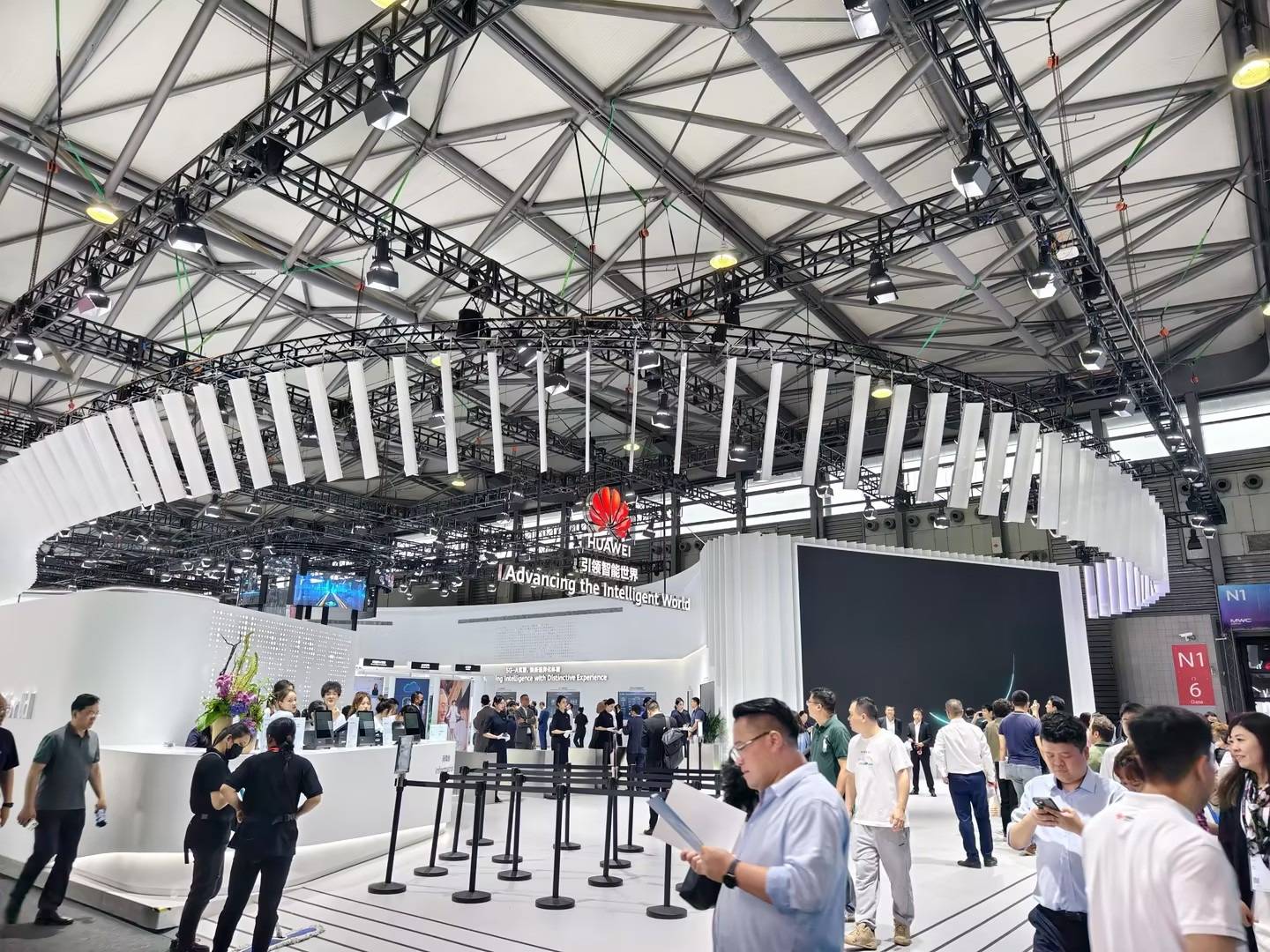 MWC上海探馆：裸眼3D手机、透明屏幕亮相，华为小米等一众厂商参展