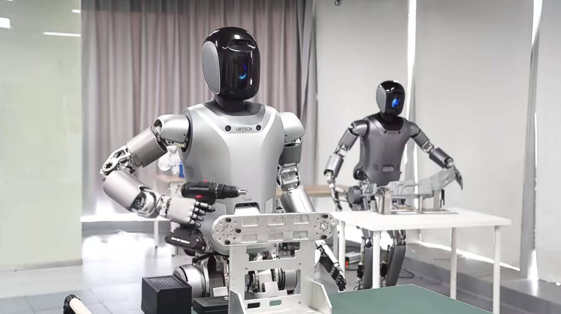 优必选与一汽大众达成合作 建设无人超级工厂使用人形机器人拧螺丝