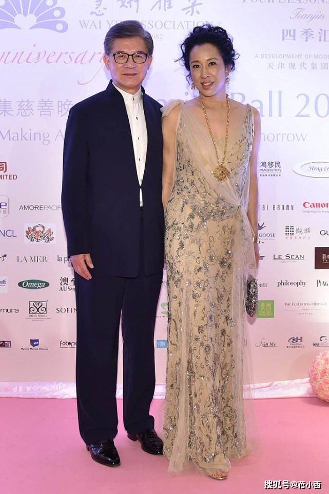 66岁朱玲玲与二婚老公同框太敢穿，富态身材穿薄纱裙，美出新高度