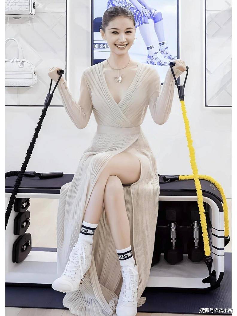 王子文真是“小号尤物”，穿深V开叉裙高级又洋气，美得像25岁