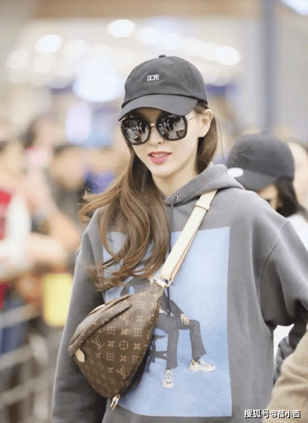 唐嫣高级感无敌了，连穿卫衣配紧身裤都这么有大牌范，美出国际范