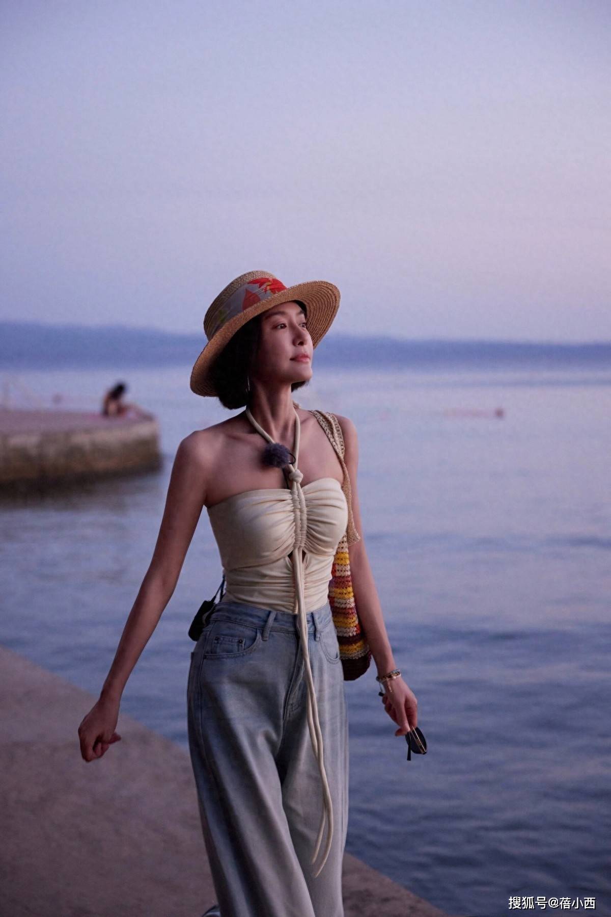 46岁秦岚太丰满了，在海边穿抹胸都兜不住，我感慨自律的女人真美