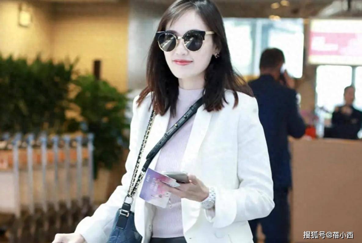 马蓉离开王宝强9年后更美了，走机场不忘秀玉女腿，越活越像明星