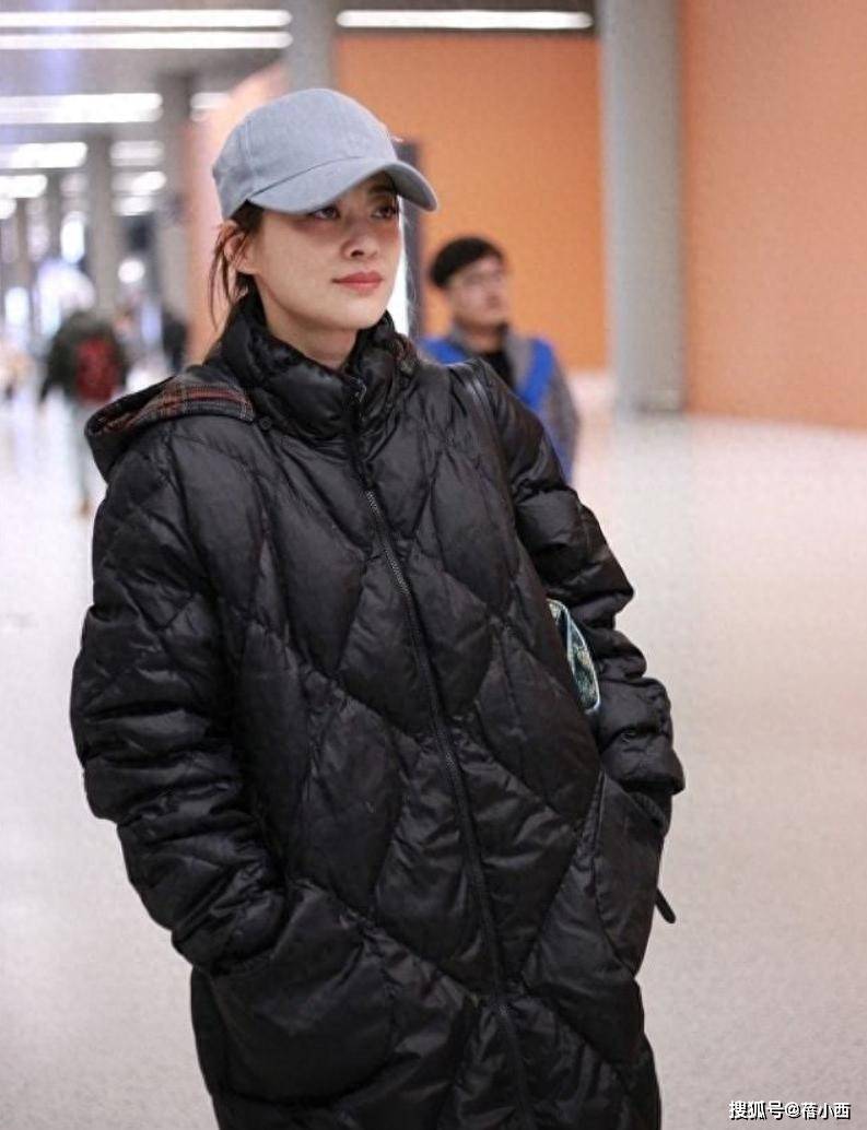 看了梅婷的穿搭，我悟了：羽绒服不配半身裙、乐福鞋，才更高级