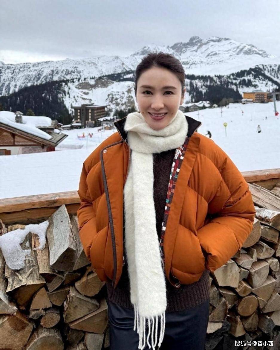 黎姿在国外度假带火了秋冬新穿搭：短款羽绒服+皮裤，时髦又减龄