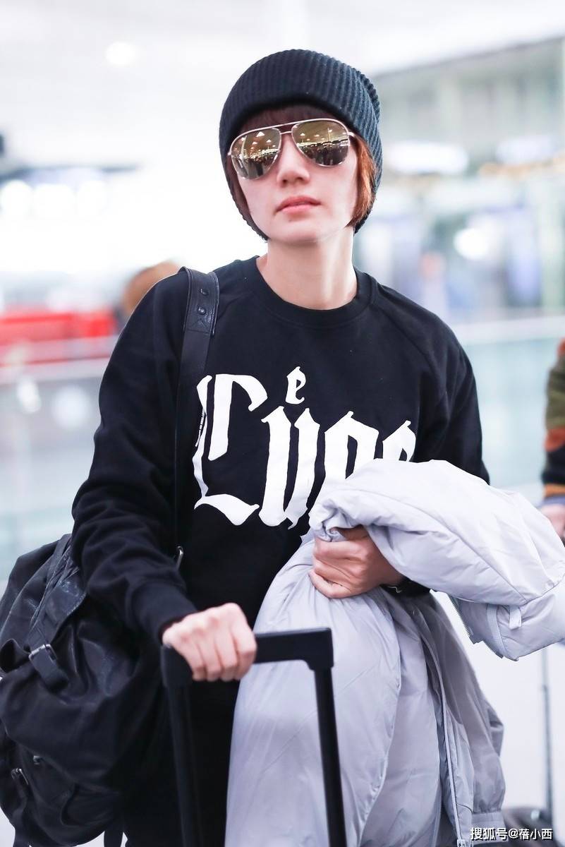 袁泉高级感无敌了，连穿卫衣配牛仔裤都这么时髦，48岁美出国际范