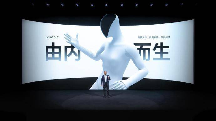 小鹏汽车CEO何小鹏预测机器人市场将达20万亿美元规模