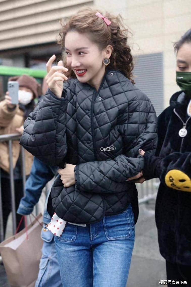 金晨又带火了秋冬新穿搭：羽绒服+牛仔裤+羊毛卷发型，显瘦又时髦