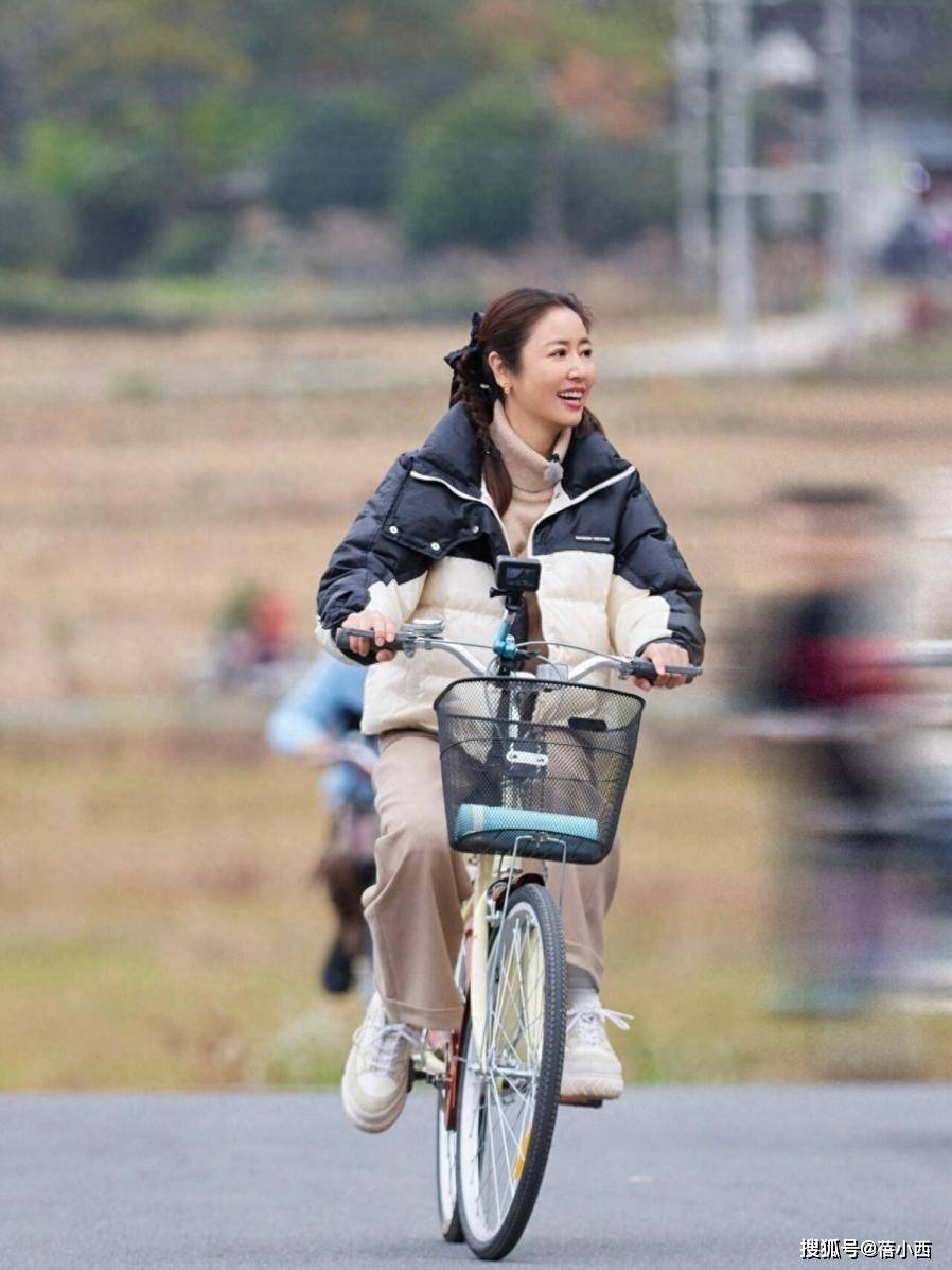 林心如又带火了秋冬新穿搭：羽绒服+阔腿裤+小白鞋，时髦又洋气