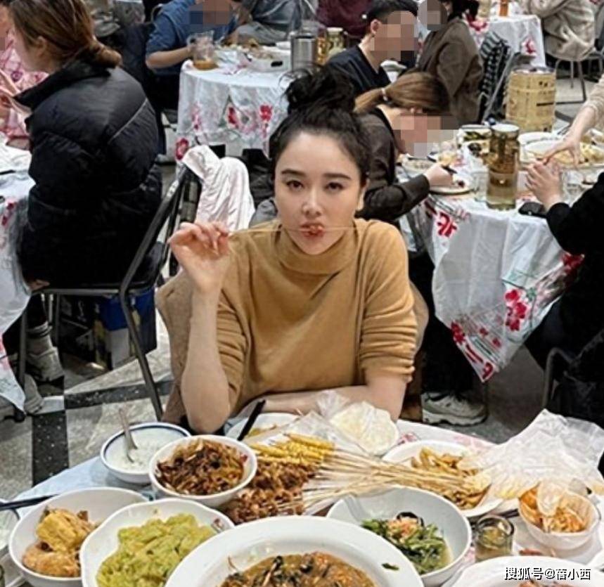 左小青撸串太接地气！穿大衣露脚踝时髦减龄，48岁嫩得像个小姑娘