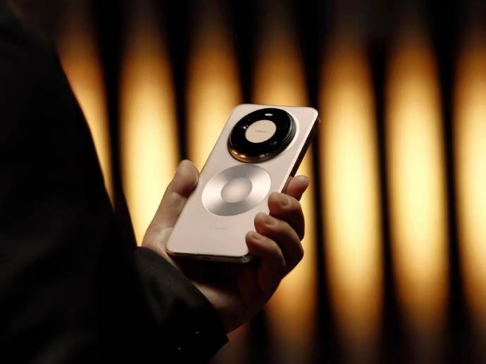 余承东首秀华为 Mate 80 系列真机，双圆环设计亮眼