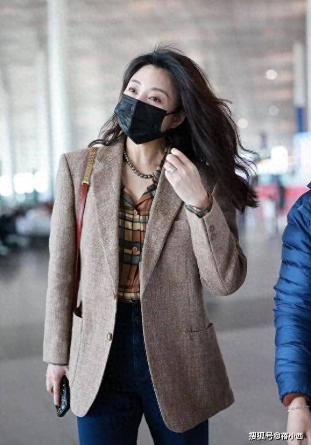 被殷桃惊艳到了！穿西装不配奶奶裤、乐福鞋，这样打扮更时尚高级