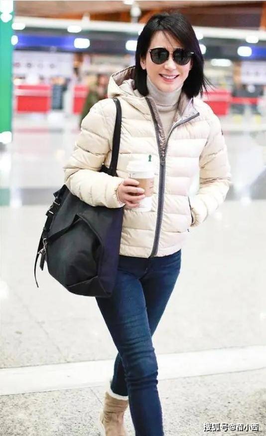 “俞飞鸿”才是穿搭高手，连帽羽绒服+牛仔裤，再穿雪地靴来减龄