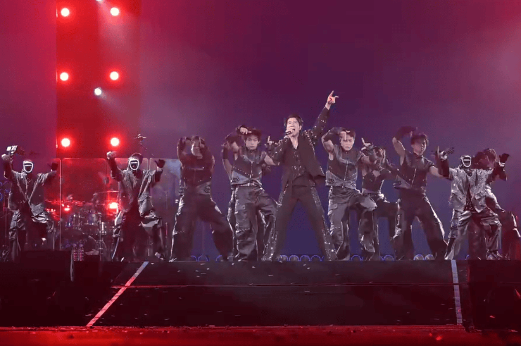 华语演唱会首次迎来机器人伴舞团，宇树机器人完成高难度群舞