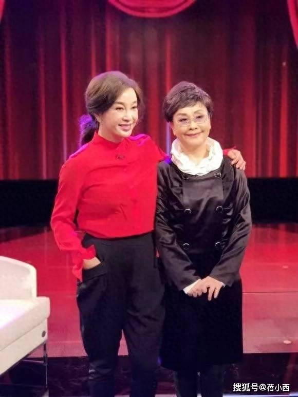75岁刘晓庆同框李谷一，6岁之差宛如隔代，一个像女儿一个似妈妈