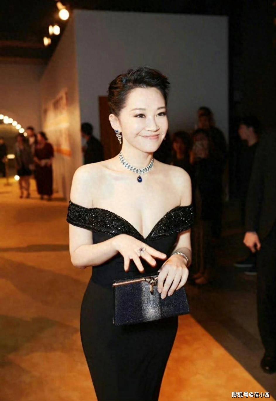 许晴的身材真丰腴！一袭黑色露肩裙差点“撑变形”，性感又惊艳