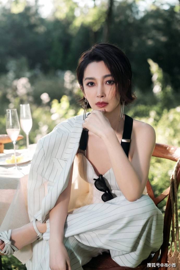 李冰冰剪短发后像换了个人，穿条纹吊带套装又美又飒，差点认不出