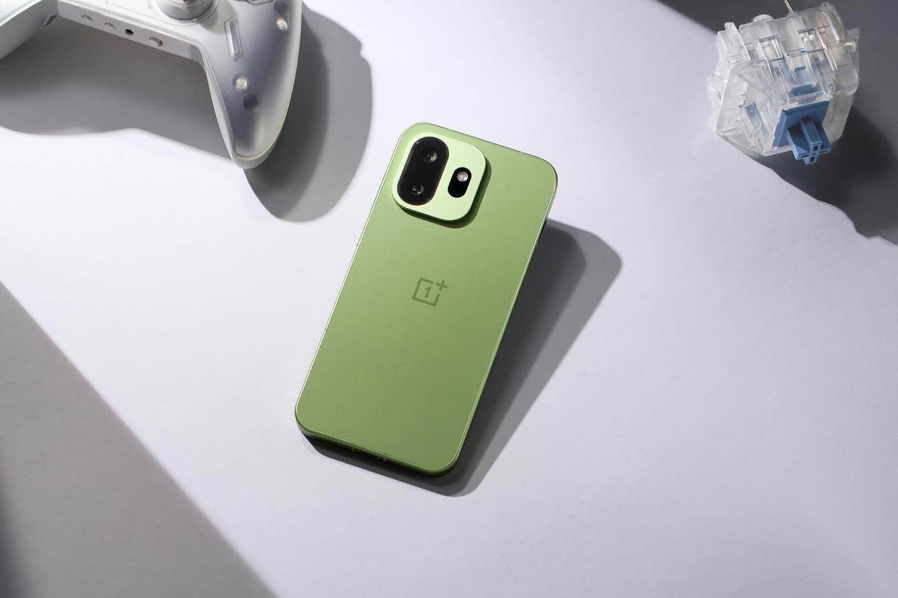 高性能小屏旗舰手机怎么选？2026年三大热门机型横评：一加15T、iPhone 17、小米17深度对比