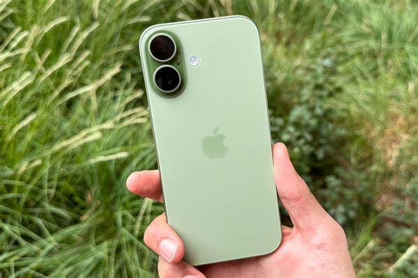 苹果也扛不住存储涨价！iPhone 18标配12GB内存 但屏幕缩水