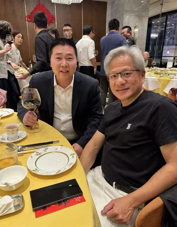 黄仁勋中国密会人工钻石大佬！AI GPU“退烧”就靠它了