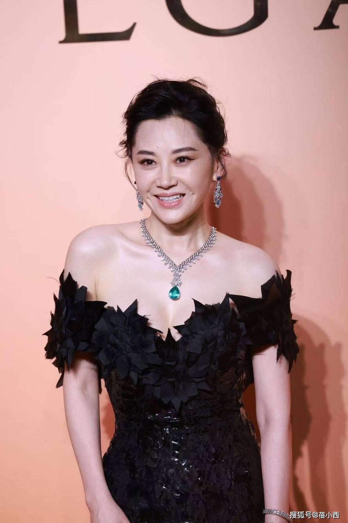 许晴太丰满了！穿抹胸裙都兜不住好身材，我感慨：资本果然会选人