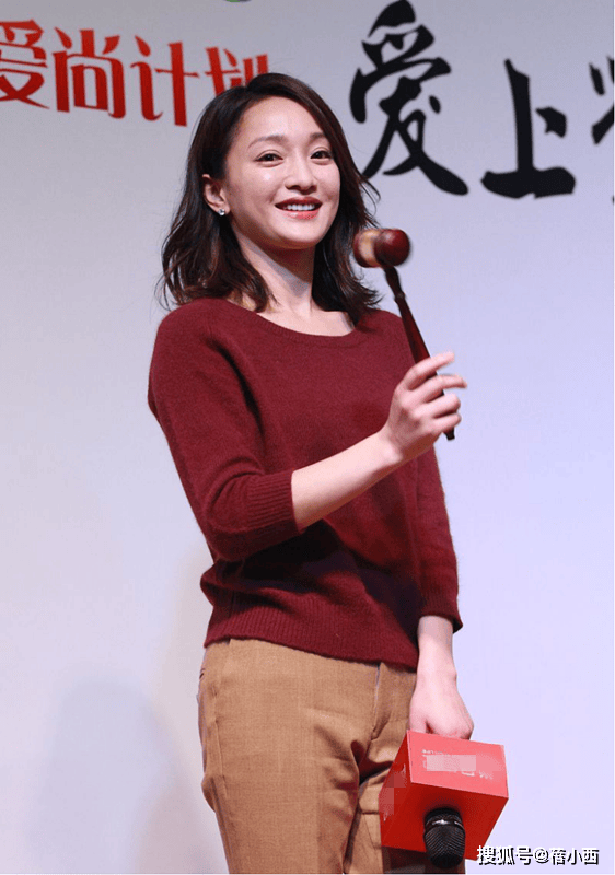 周迅穿出了70后女性想要的高级感，简约毛衣配烟管裤，显贵时髦