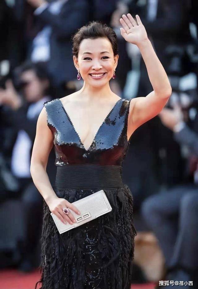 “陈冲”身材“饱满”又自信，穿亮片裙领口开到胃，真不怕走光