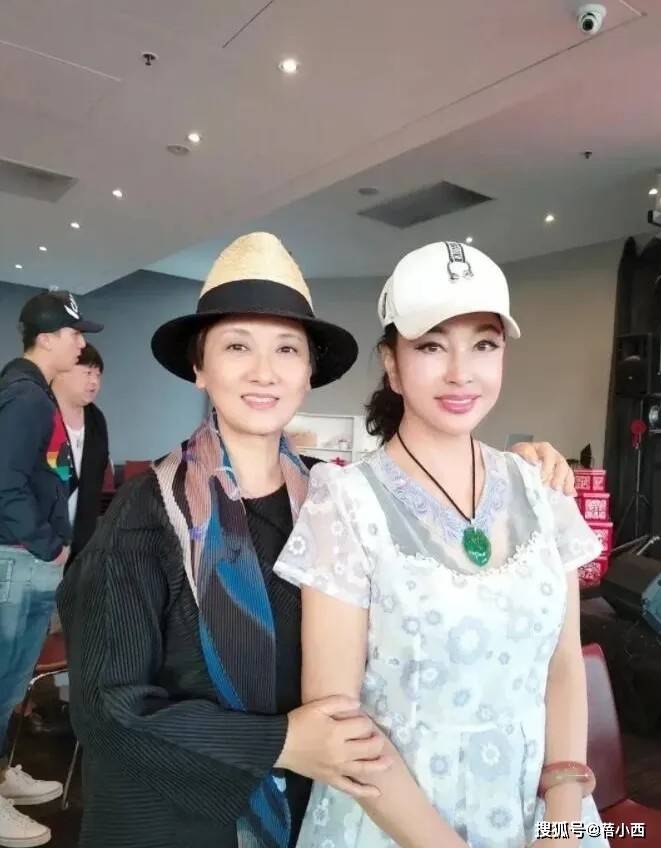 刘晓庆只比邓婕大5岁，二人状态大不同，回春脸和原装脸一眼就懂