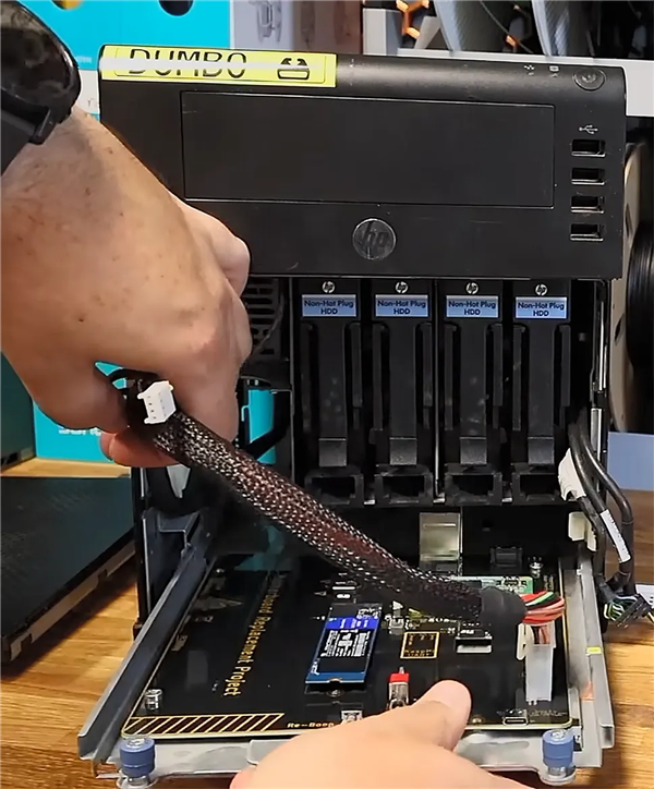 15年老服务器起死回生！大神自制主板塞进树莓派CM5：NVMe+USB3.0全有了