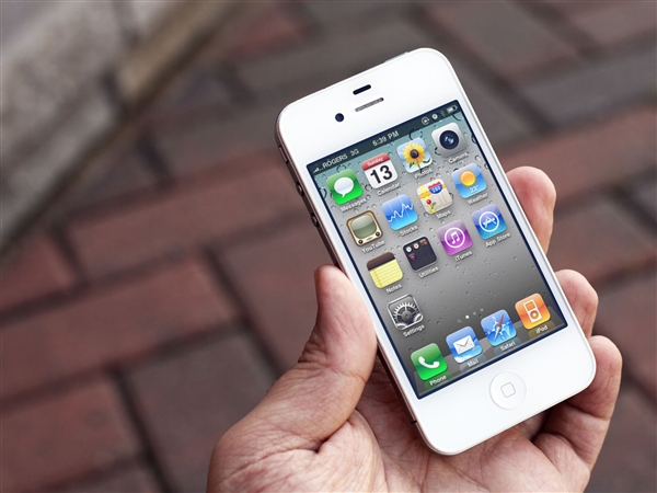 尘封16年的视频重见天日！乔布斯回应iPhone 4死亡之握：信号衰减不是iPhone独有
