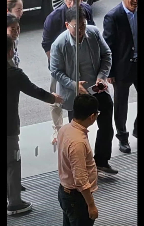 华为Mate 90 RS非凡大师渲染图新鲜出炉：双色机身 辨识度封神