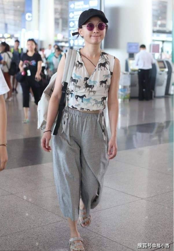 “周迅”太任性了，穿背心+七分裤就走机场，超减龄像20岁小姑娘