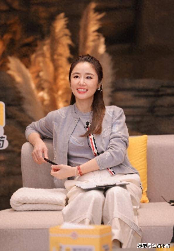 50岁林心如增肥后美得更富贵，穿开衫配小白裤好时髦，差点认不出