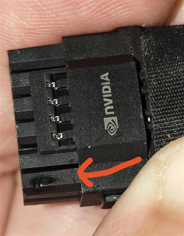 RTX 4090显卡360W都烧了！原厂适配器、80%功耗依然保不住