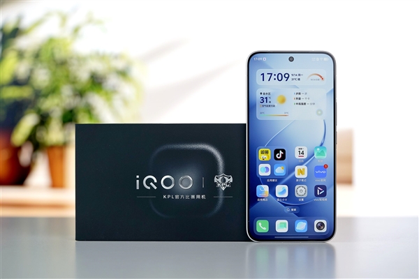 标准版硬刚Pro Max！iQOO16图赏