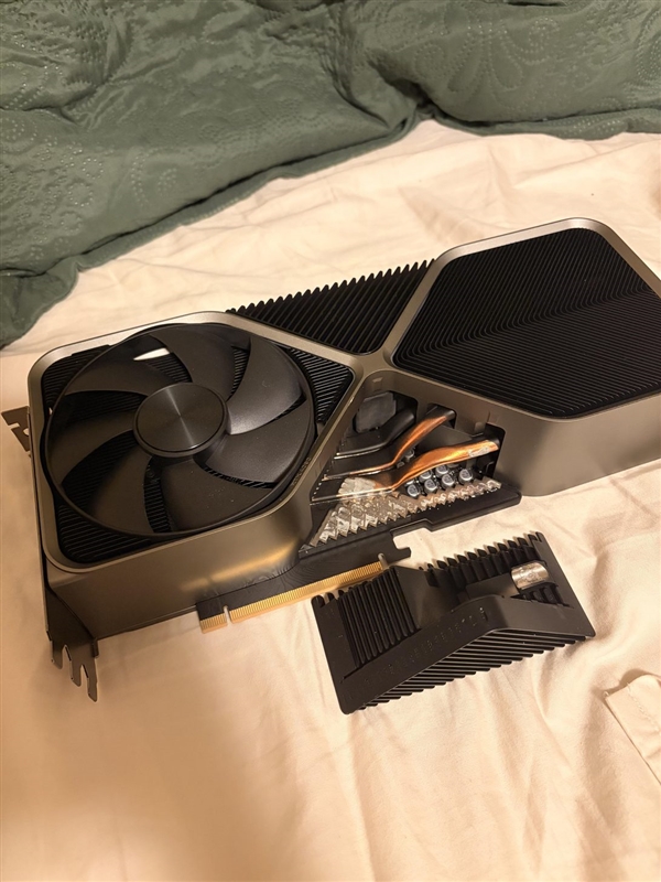 英伟达旗舰卡刚过保就翻车！RTX 4090 FE散热器脱落：维修费高达2700元