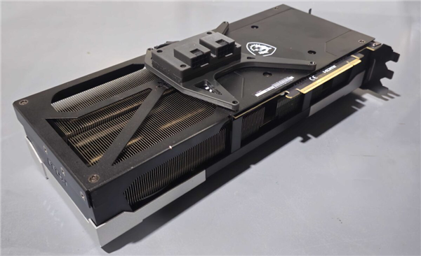 12VHPWR终于不烫了！RTX 5090魔改双8针供电：线温暴降40°C
