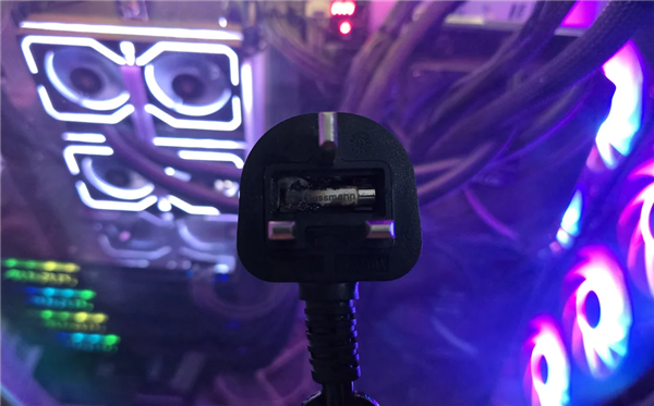 满载干断13A保险丝！四路RTX 5090工作站烧穿墙插：插头熔了插座报废