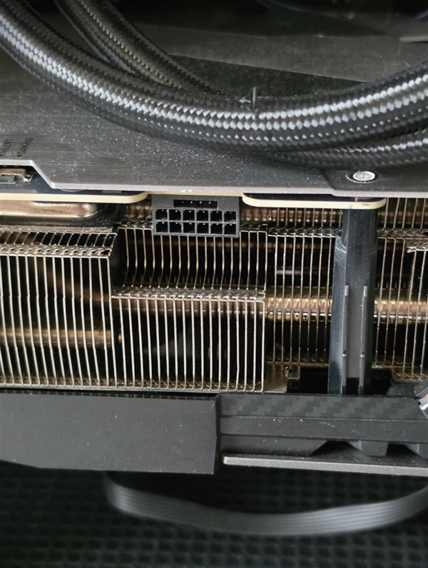 原装线缆也翻车!RTX 5090又烧接口:主因还是插头没插紧